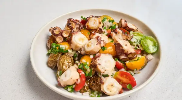 Salade de poulpe inratable : astuces de chef pour un poulpe tendre