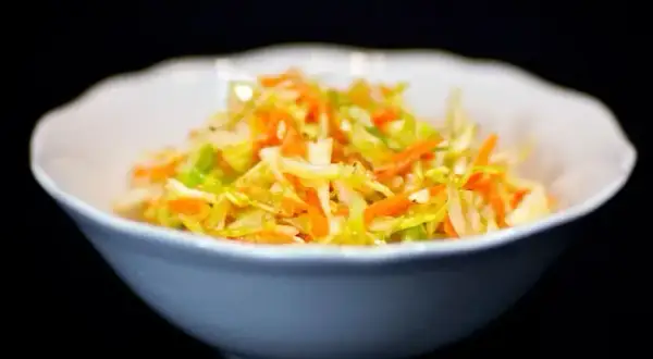 Salade de chou chinois : recette facile, croquante et savoureuse