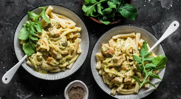 Pâtes pesto poulet : la recette express, onctueuse et inratable
