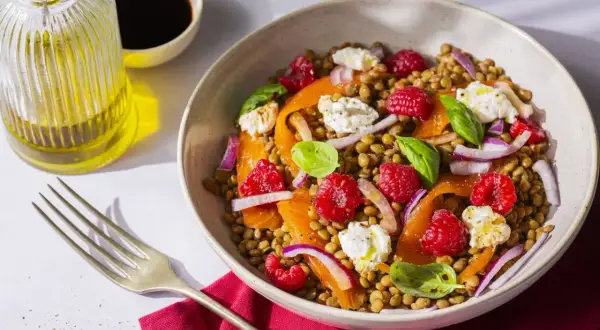 Salade de lentilles aux framboises, saumon fumé, fromage frais et oignons rouges.