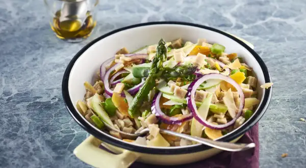 Salade de crozets colorée avec asperges, oignons rouges, pommes et dés de jambon.