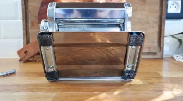 Machine à pâtes Silvercrest Lidl, vue de dessous, avec pieds antidérapants et corps en bois.