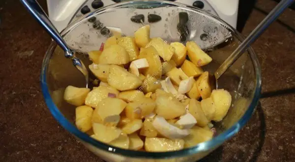 Vinaigrette salade de pommes de terre : finie la salade sèche !