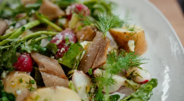 Salade de hareng fumé : recette facile, authentique et savoureuse