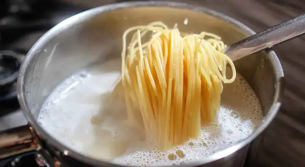 Eau de cuisson des pâtes : 10+ usages anti-gaspi (cuisine, beauté, jardin)