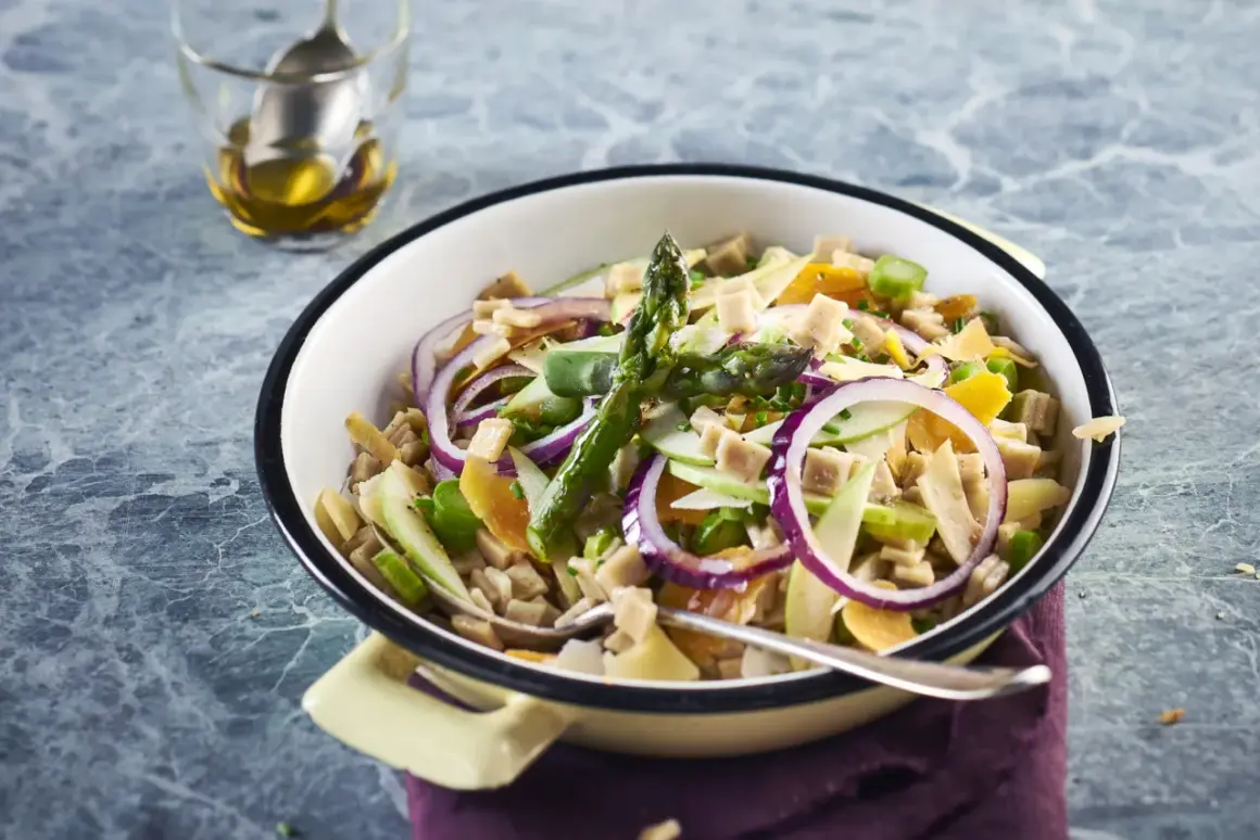 Salade de crozets colorée avec asperges, oignons rouges, pommes et dés de jambon.