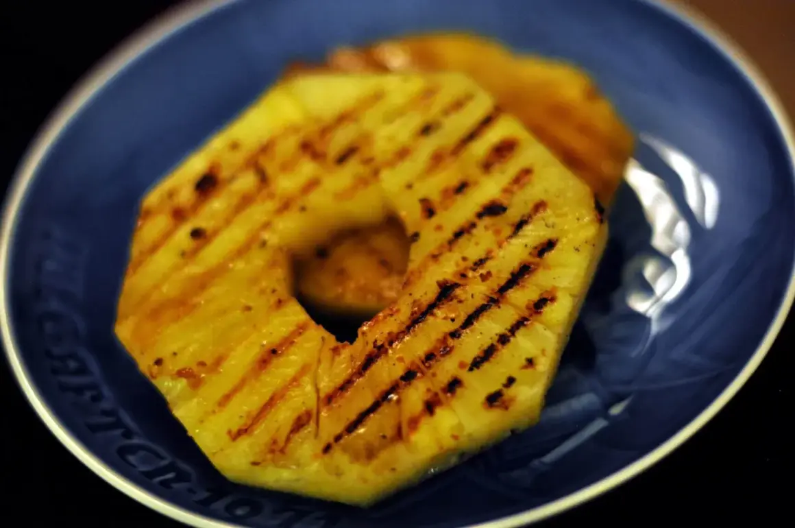 Tranches d'ananas grillées sur une assiette bleue.