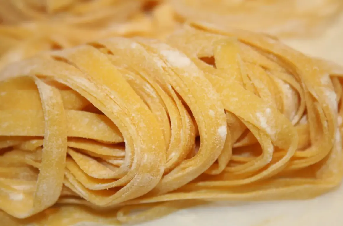 Pâtes fraîches aux œufs, enroulées en nid, saupoudrées de farine.