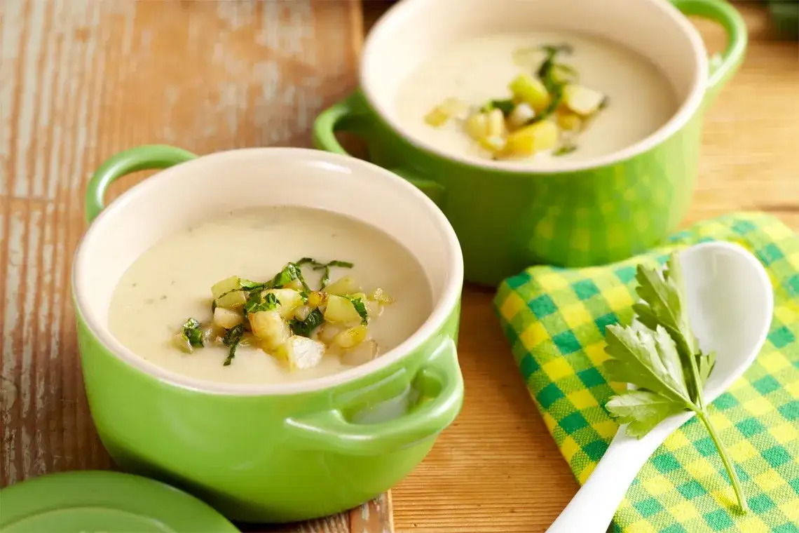 Soupe de chou-rave garnie avec toppings