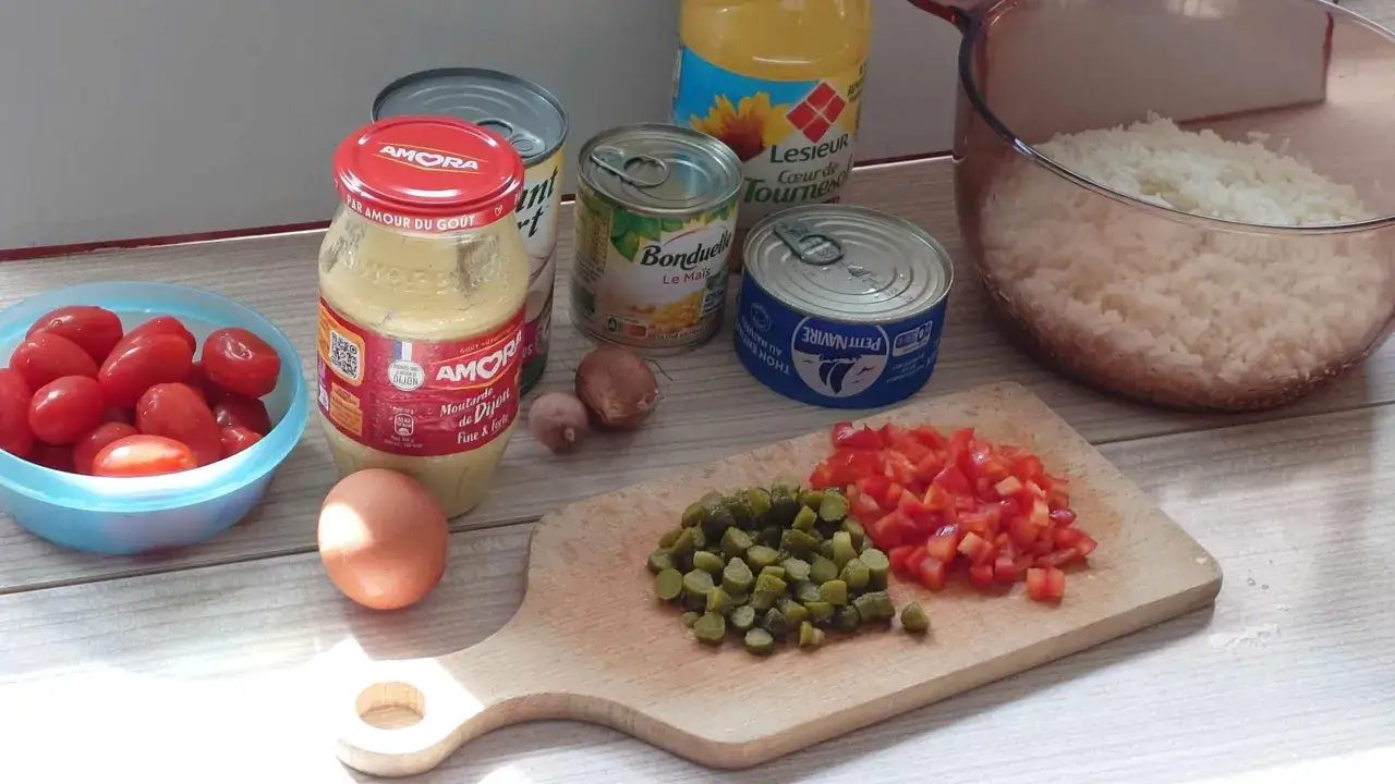 ingrédients salade de riz variés