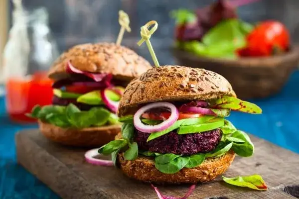 burger v&eacute;g&eacute;tarien maison gourmand et app&eacute;tissant