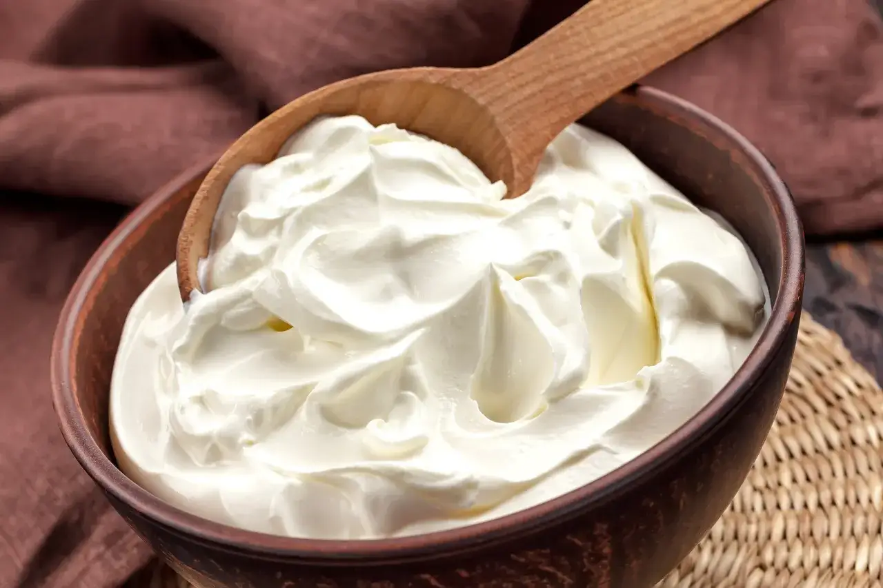 Différents types de crème pour dessert en cuisine