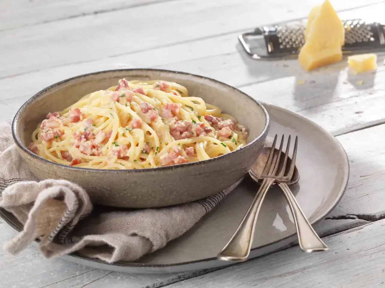 Pâtes carbonara à la française avec crème et lardons