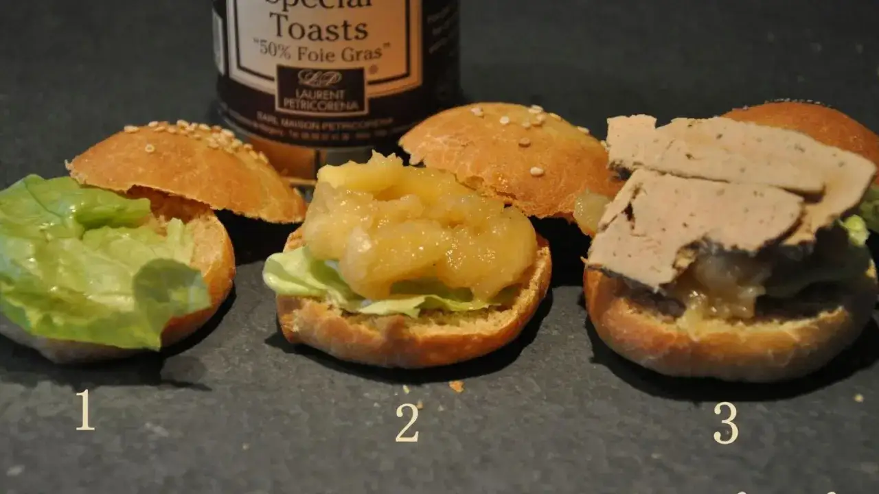 Ingr&eacute;dients de qualit&eacute; pour burger au foie gras sur une planche en bois