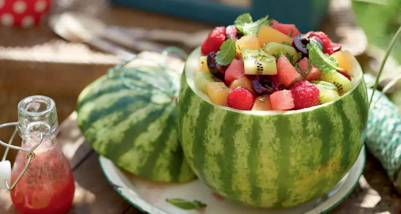 Salade de fruits servie dans une past&egrave;que &eacute;vid&eacute;e