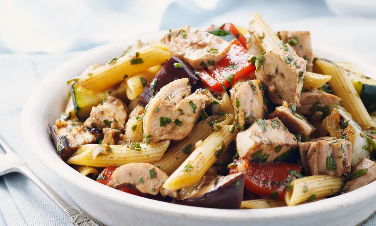 Salade de p&acirc;tes au poulet bien conserv&eacute;e