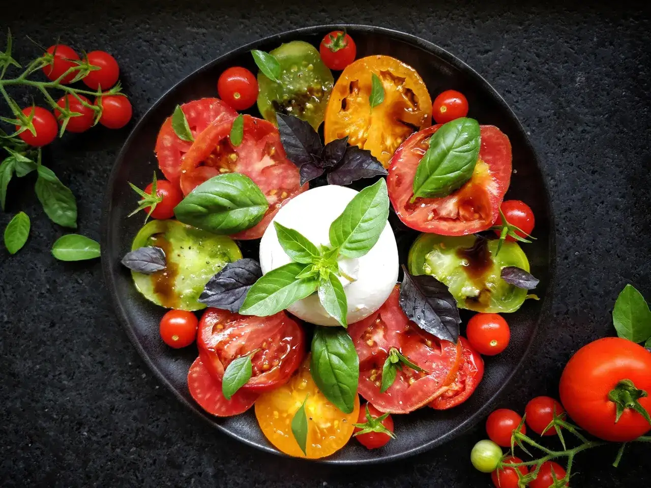 Salade de tomates fraîche et colorée