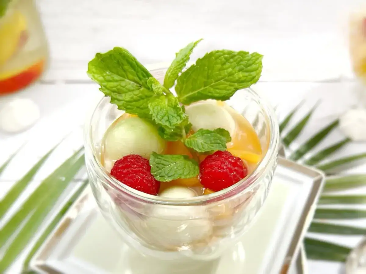 Salade de fruits avec herbes aromatiques et sirop infus&eacute;