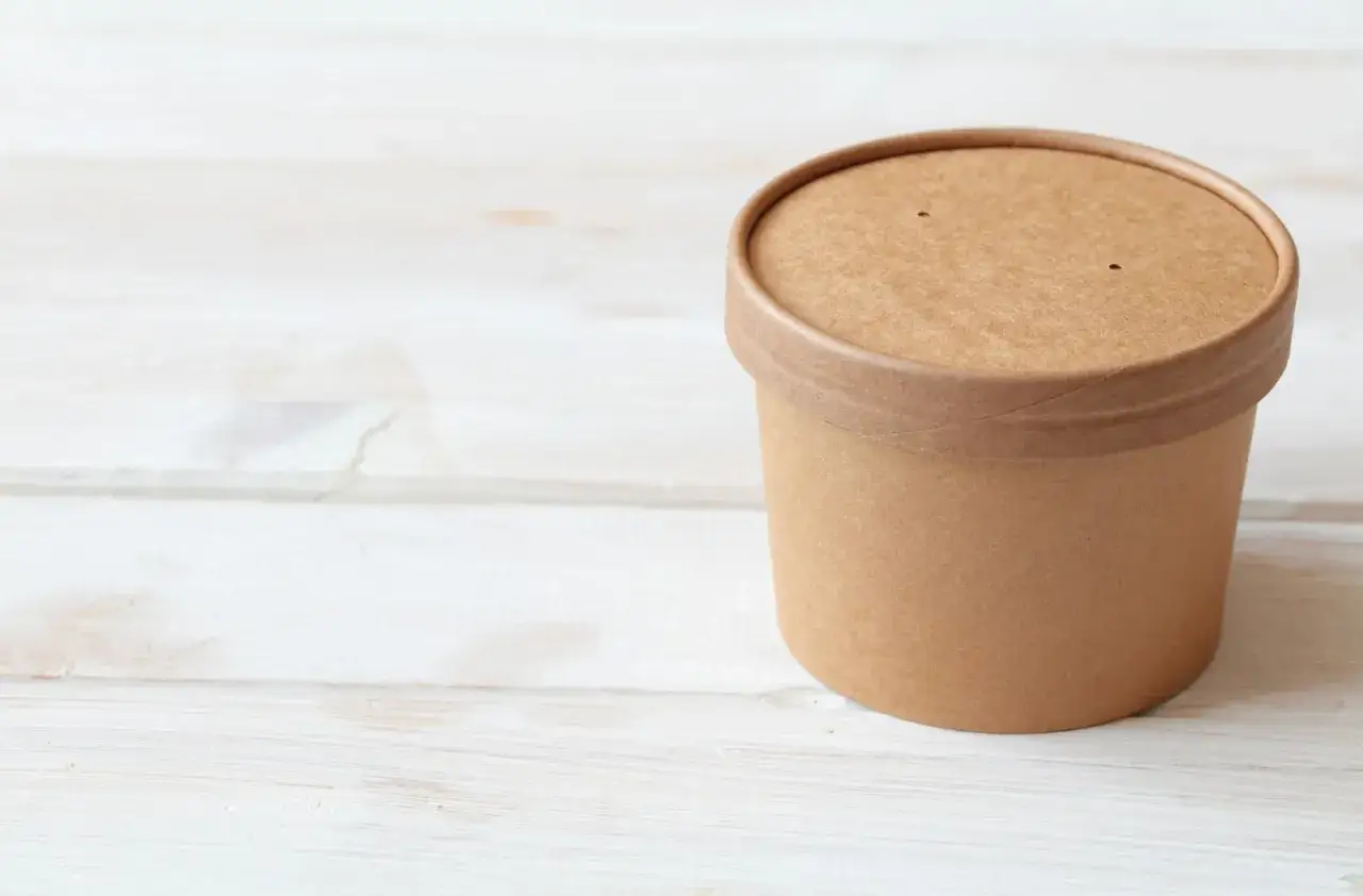 Différents types de bols à soupe avec couvercle