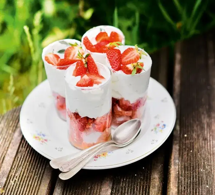 Assortiment de desserts à la fraise variés