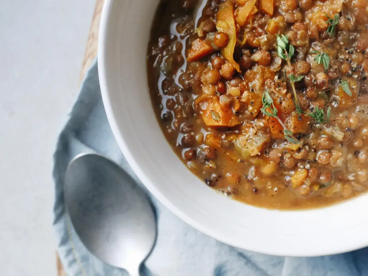 Ingrédients pour soupe de lentilles avec légumes