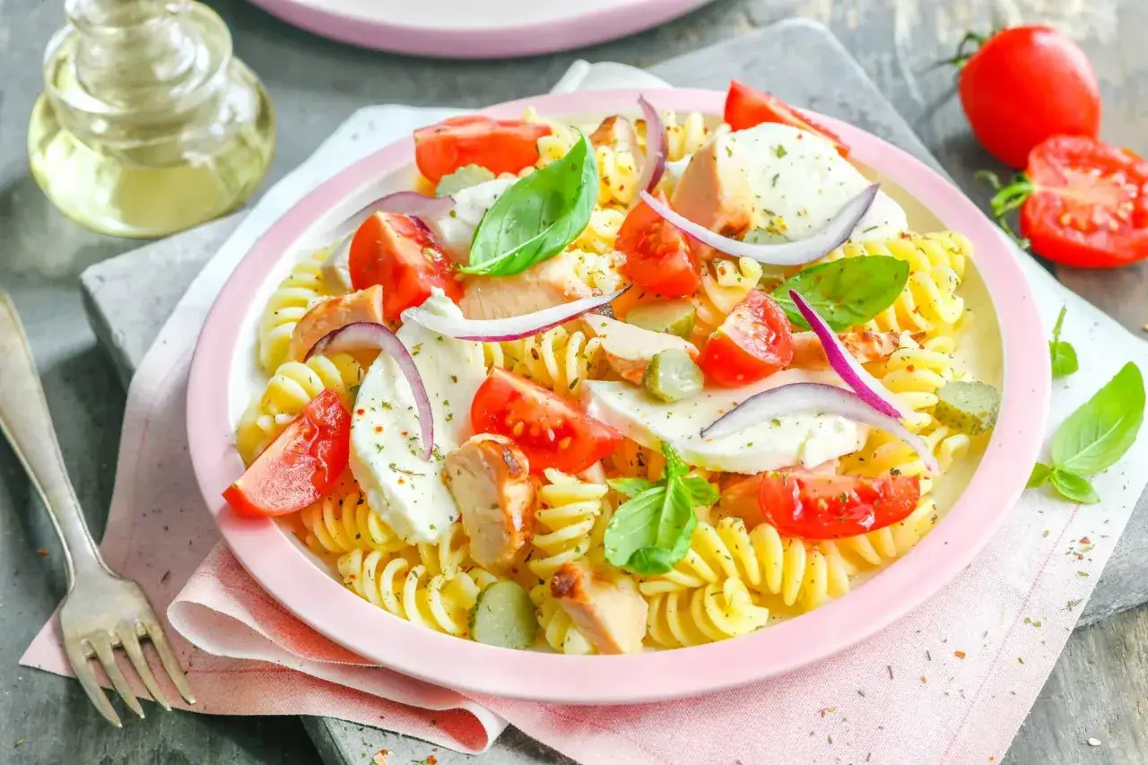 Salade de p&acirc;tes au poulet fra&icirc;che et color&eacute;e