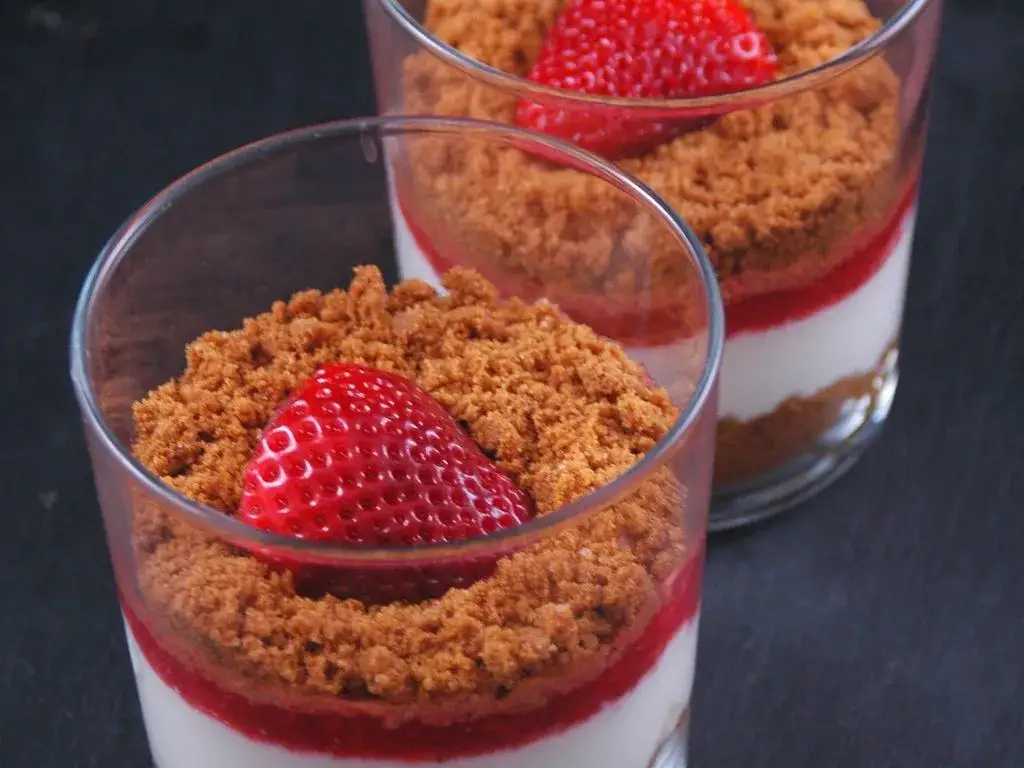 Verrines aux fraises rapides et élégantes