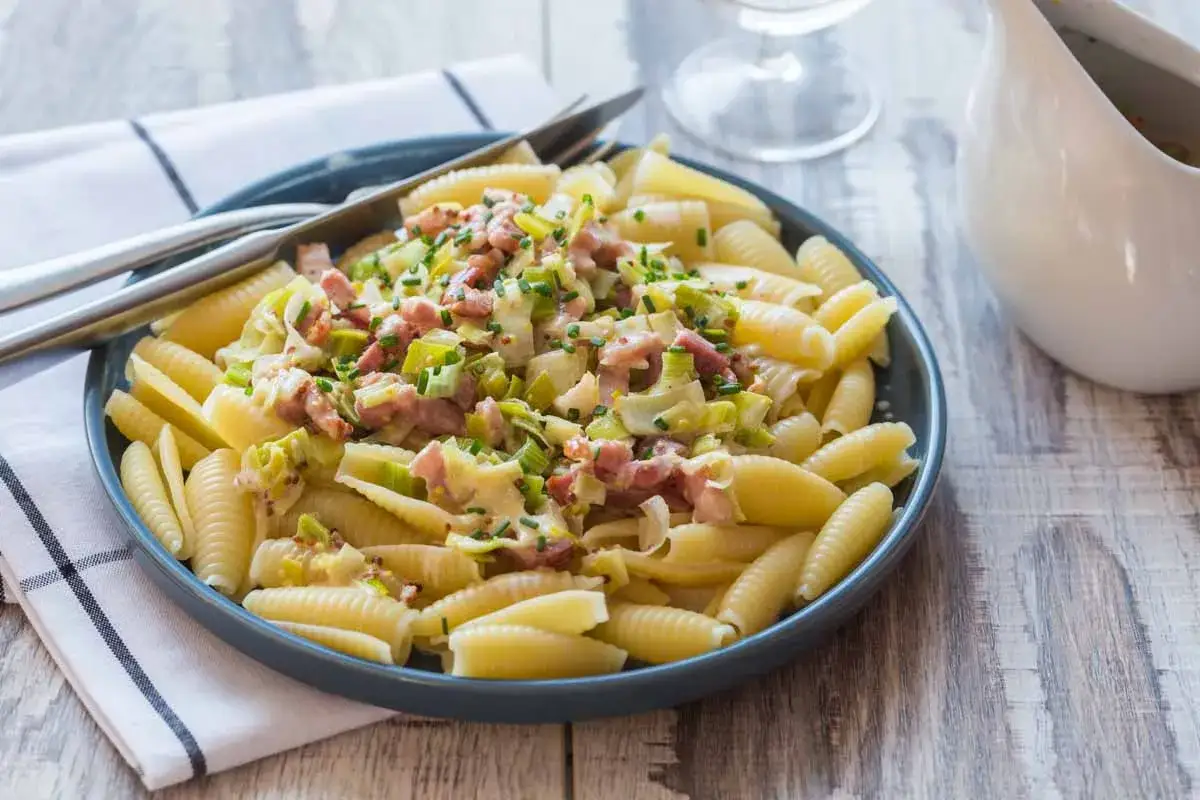 Plat de p&acirc;tes poireaux lardons cr&eacute;meux